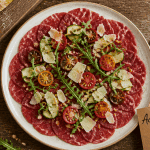 Accompagnement carpaccio de boeuf avec roquette, parmesan et pain