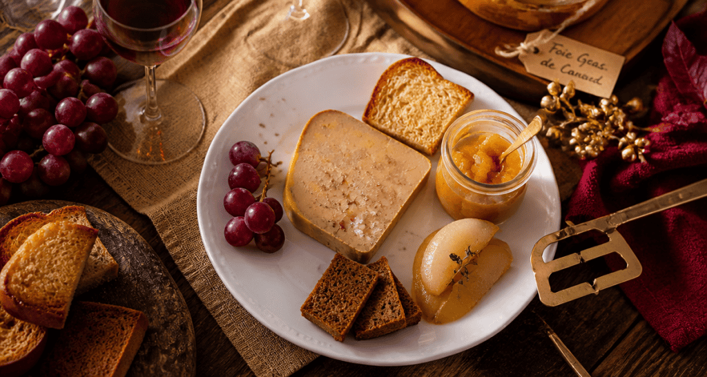 avec quoi servir le foie gras sur une table de fête rustique