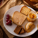 avec quoi servir le foie gras sur une table de fête rustique