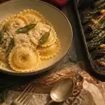 Accompagnement ravioli : raviolis ricotta, beurre de sauge et asperges rôties