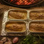 Andouillette barbecue en papillote papier aluminium avec moutarde, vapeur aux bords