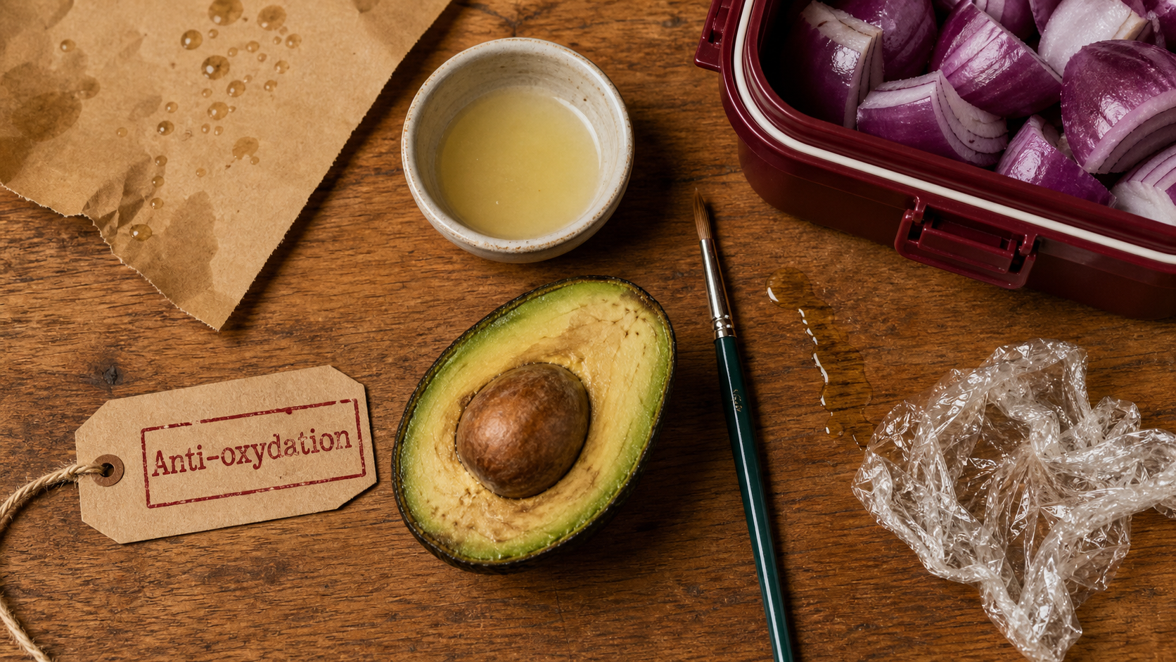 Conserver avocat ouvert avec méthodes anti-oxydation : citron, huile, film alimentaire.