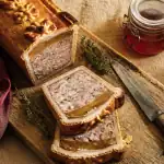 paté en croute origine sur planche bois avec gelée