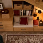 Aménagement sous escalier ouvert : rangement et alcôve sans alourdir la pièce