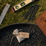 Bordure de jardin en metal en acier Corten sur pelouse