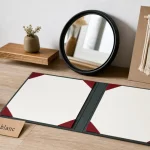 Décorer mur blanc : miroir noir, étagère chêne, macramé beige