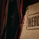 Affiche « MERDE » dans un vieux théâtre parisien