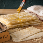 Pâte filo : feuilles fines dorées prêtes à garnir