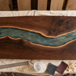 Table en resine époxy avec rivière bleutée sur bois massif