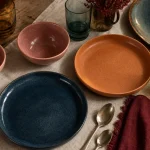 Vaisselle coloré : grès, porcelaine et verre, table colorée