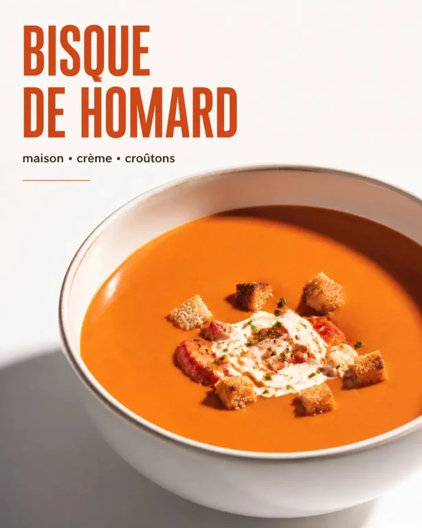Recettes bisque de homard maison servie dans un bol élégant avec crème et croûtons