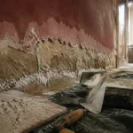 Enduit mur humide sur mur de pierre, auréole et salpêtre